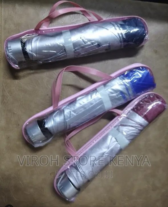 Foldable pocket umbrella