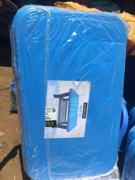 Durable portable and foldable plastic coffe table 